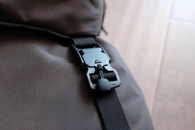 Magnetic One-Handed Chest Strap Buckle