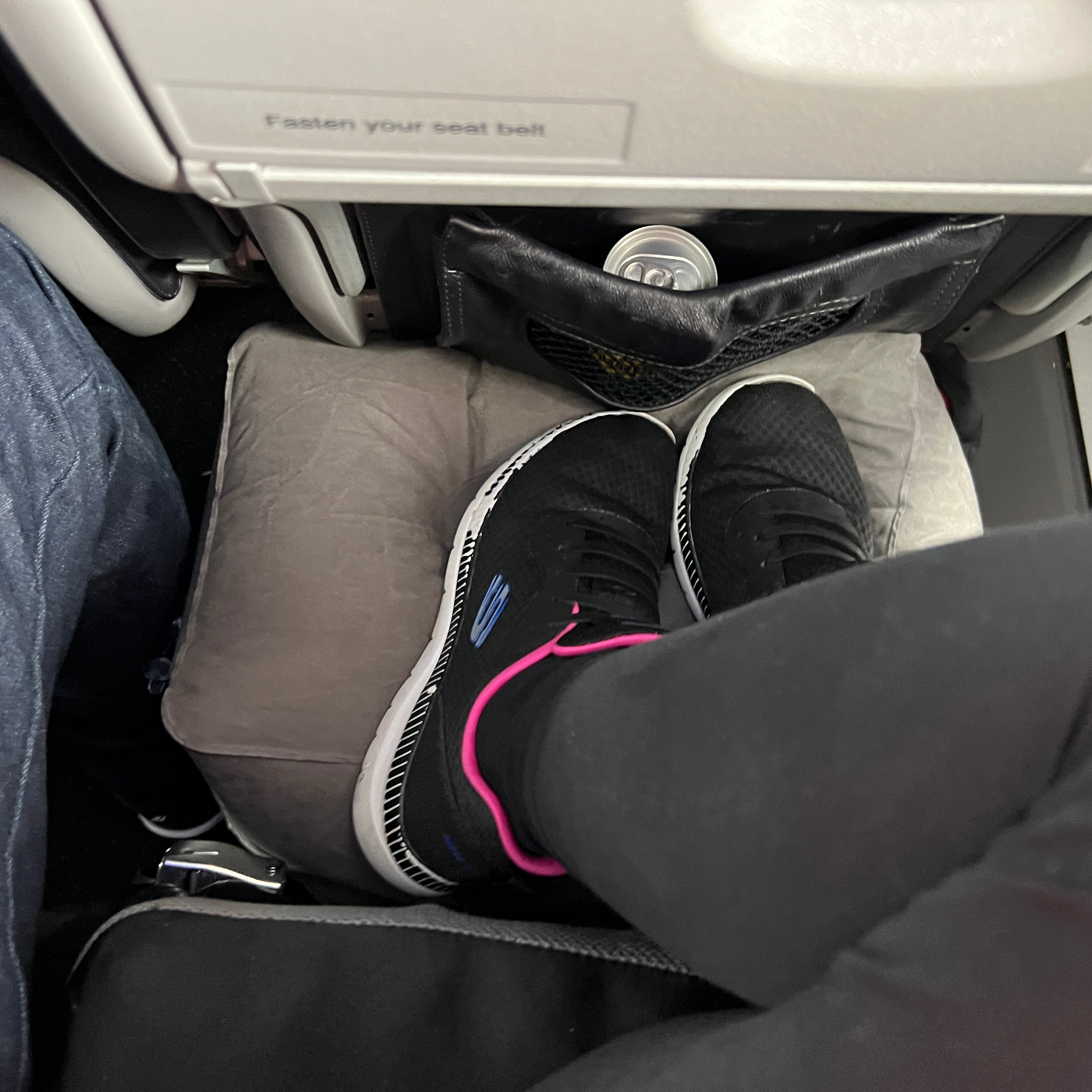 Travel foot outlet pillow